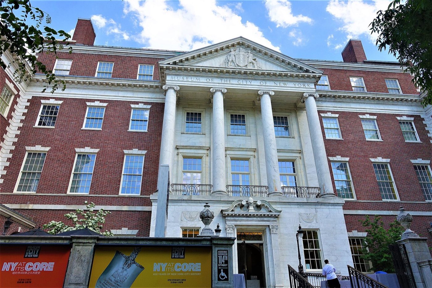 Red brick Georgian facade with white columns above the Fifth Avenue Terrace entrance